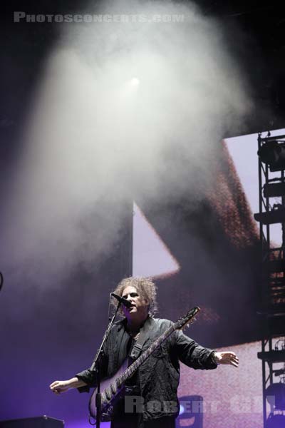 THE CURE - 2019-08-23 - SAINT CLOUD - Domaine National - Grande Scene - Robert James Smith